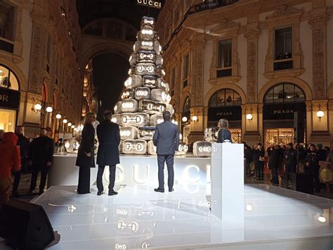 duomo albero gucci|Milano, l'albero di Natale ha acceso le Gucci e le polemiche.